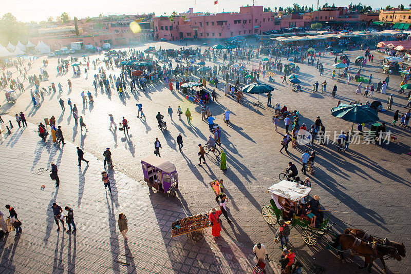 摩洛哥马拉喀什，夜生活和人们在Djemaa El Fna广场上的影子